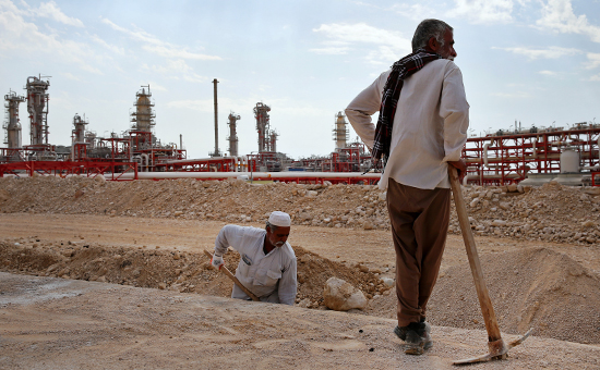 Иран, Южный Парс.&nbsp;Рабочие на фоне нефтеперерабатывающего завода&nbsp;