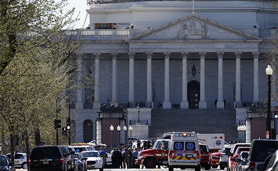 Экстренные службы у здания конгресса США в Вашингтоне


