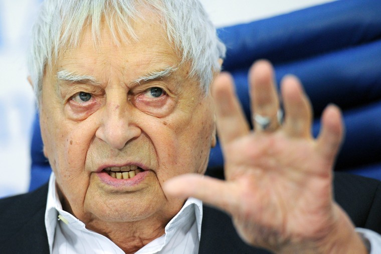 Спустя 18 лет - 7 декабря 2010г. - на вручении премии "Звезда Театрала" Любимов впервые объявил о желании уйти в отставку с поста художественного руководителя Театра на Таганке. Свое решение он объяснил конфликтом с Департаментом культуры Москвы. В июне 2011г. на гастролях в Чехии актеры театра прилюдно потребовали от Любимова отдать им гонорары за сыгранный спектакль. Это обидело режиссера и побудило его подать заявление об отставке. В июле 2011г. Юрий Любимов был освобожден от должности художественного руководителя и директора Театра на Таганке. 