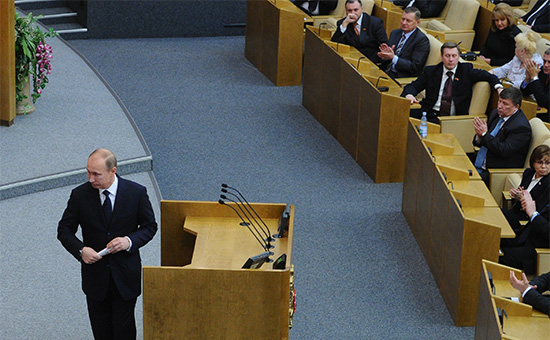Владимир Путин в должности премьер-министра РФ&nbsp;(слева)&nbsp;по окончании выступления на последнем заседании Государственной думы РФ пятого созыва.&nbsp;23 ноября 2011 года


