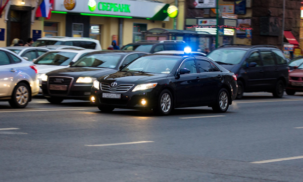 В Москве автомобиль Следственного комитета сбил пешехода
