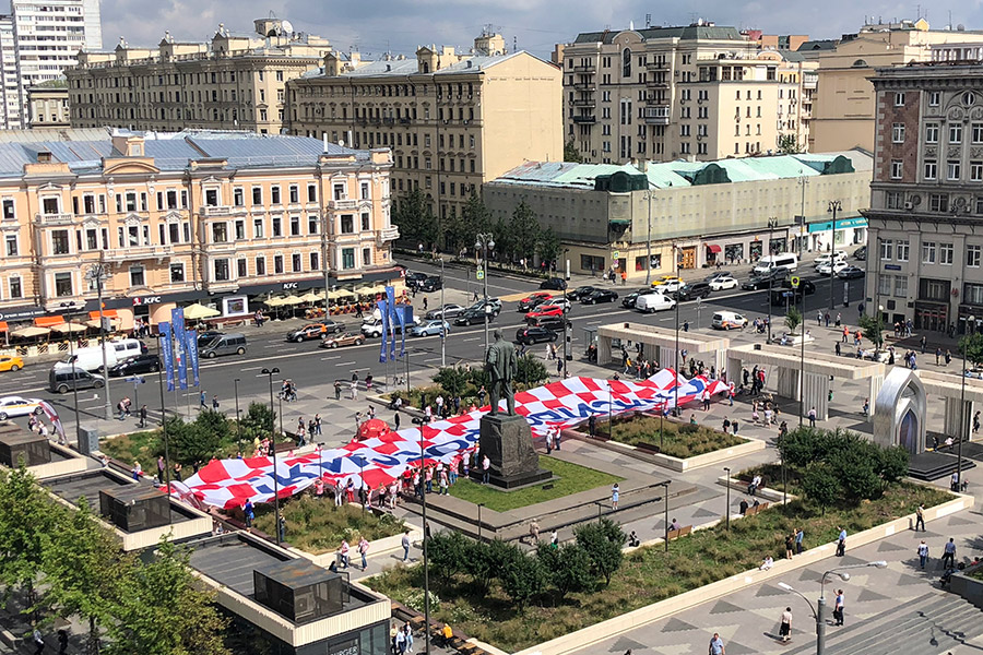 50-метровый баннер со словами благодарности России болельщики Хорватии развернули на Триумфальной площади
