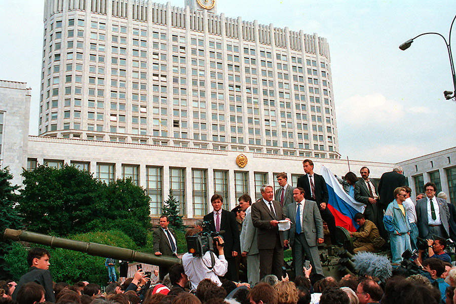 Москва, 19 августа. Президент РСФСР Борис Ельцин произносит речь с танка у здания Верховного совета РСФСР