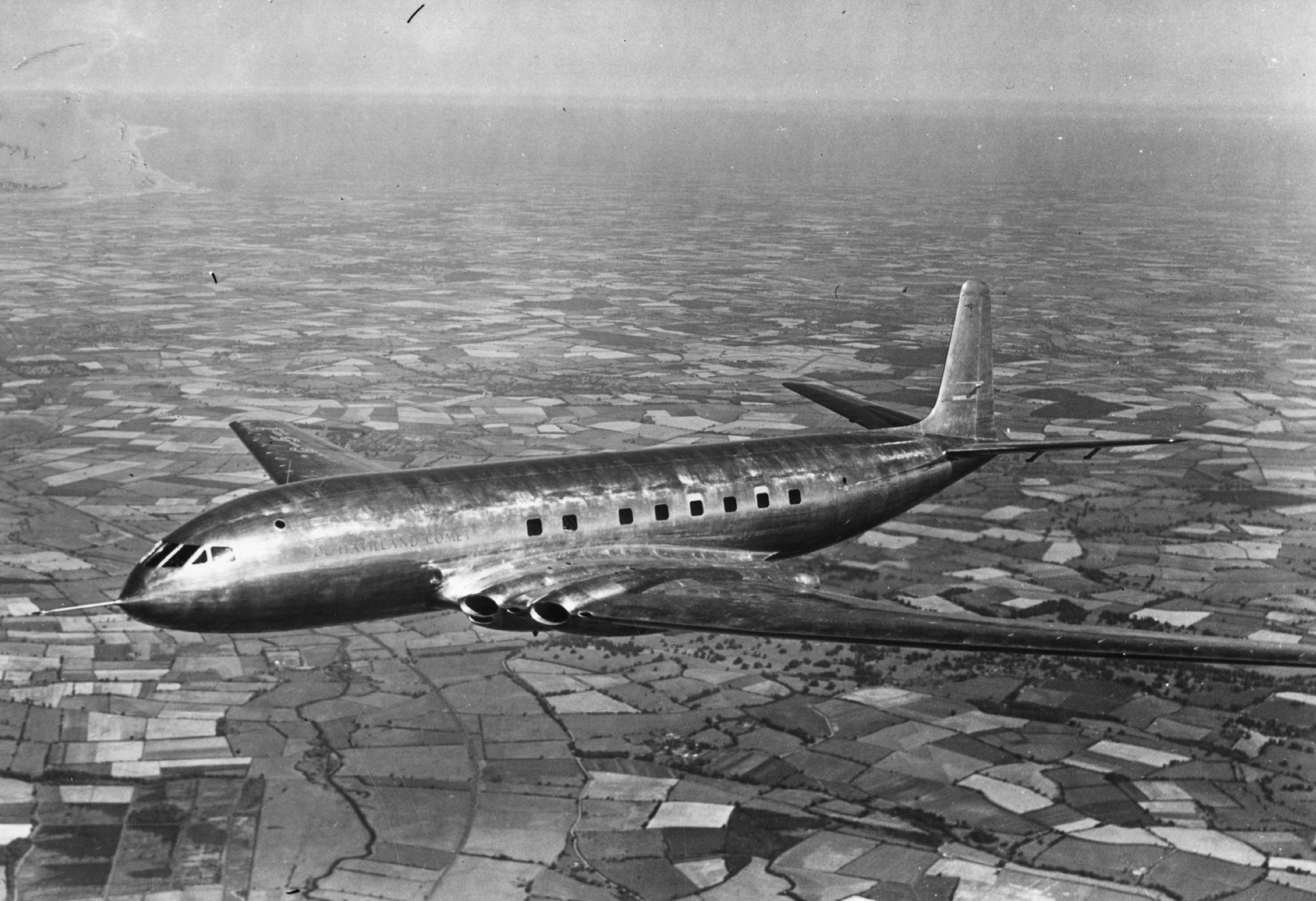 <p>de Havilland DH.106 Comet стал первым в мире коммерческим реактивным авиалайнером, выполняющим рейсы малой и средней протяженности. Регулярные реактивные полеты начались в 1952 году. 2 мая борт G-ALYP покинул Лондон, чтобы совершить полет согласно расписанию по маршруту Лондон&nbsp;&mdash; Рим&nbsp;&mdash; Бейрут&nbsp;&mdash; Хартум&nbsp;&mdash; Энтеббе&nbsp;&mdash; Ливингстон&nbsp;&mdash; Йоханнесбург</p>