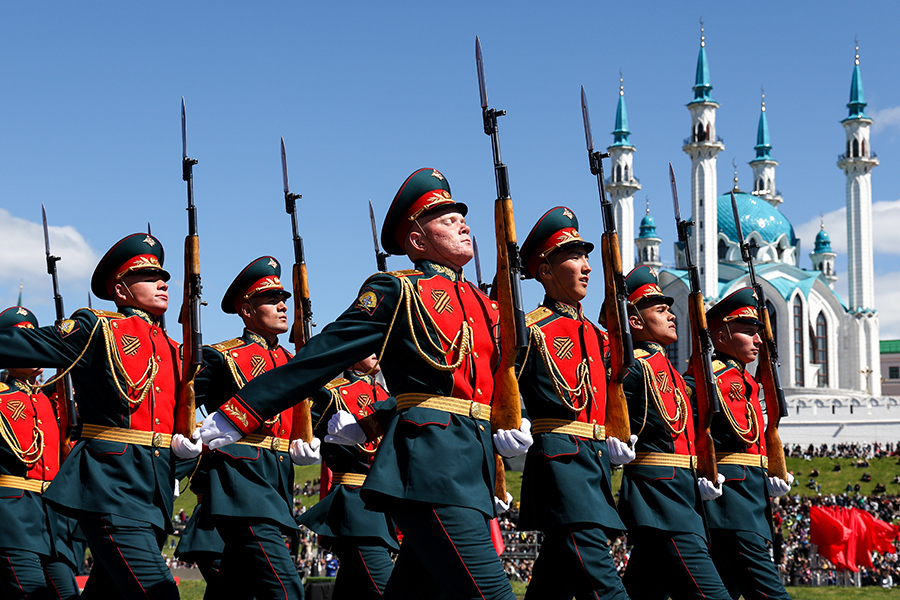 Парад прошел на фоне Казанского Кремля. По площади прошли военнослужащие, кадеты, курсанты и проехала боевая техника