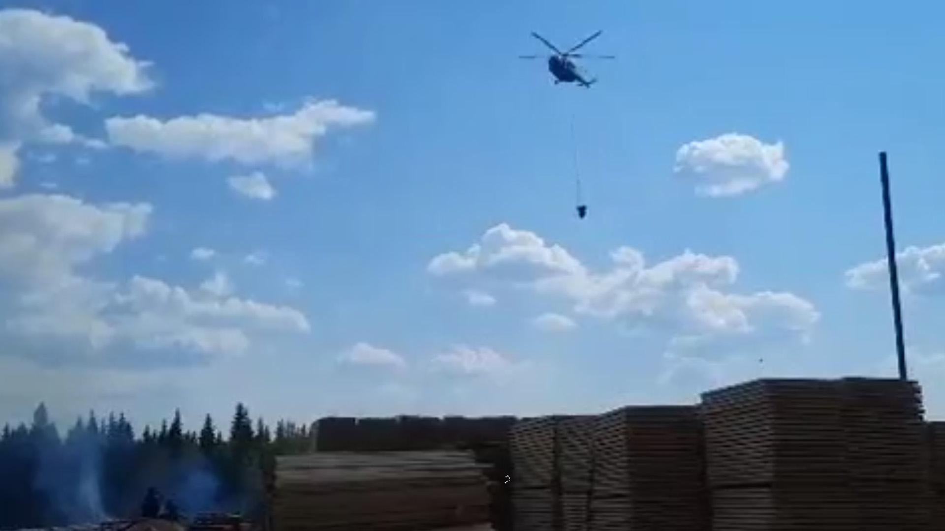 В Красноярском крае спасатели привлекли вертолет для тушения лесопилки