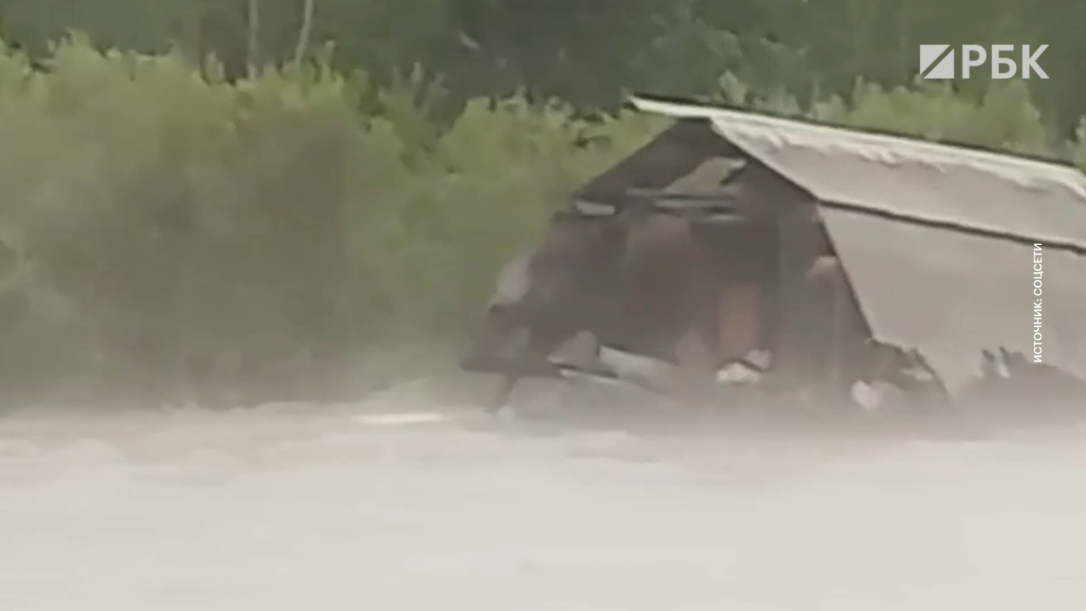 В Иркутской области из-за наводнения по реке поплыл дом. Видео