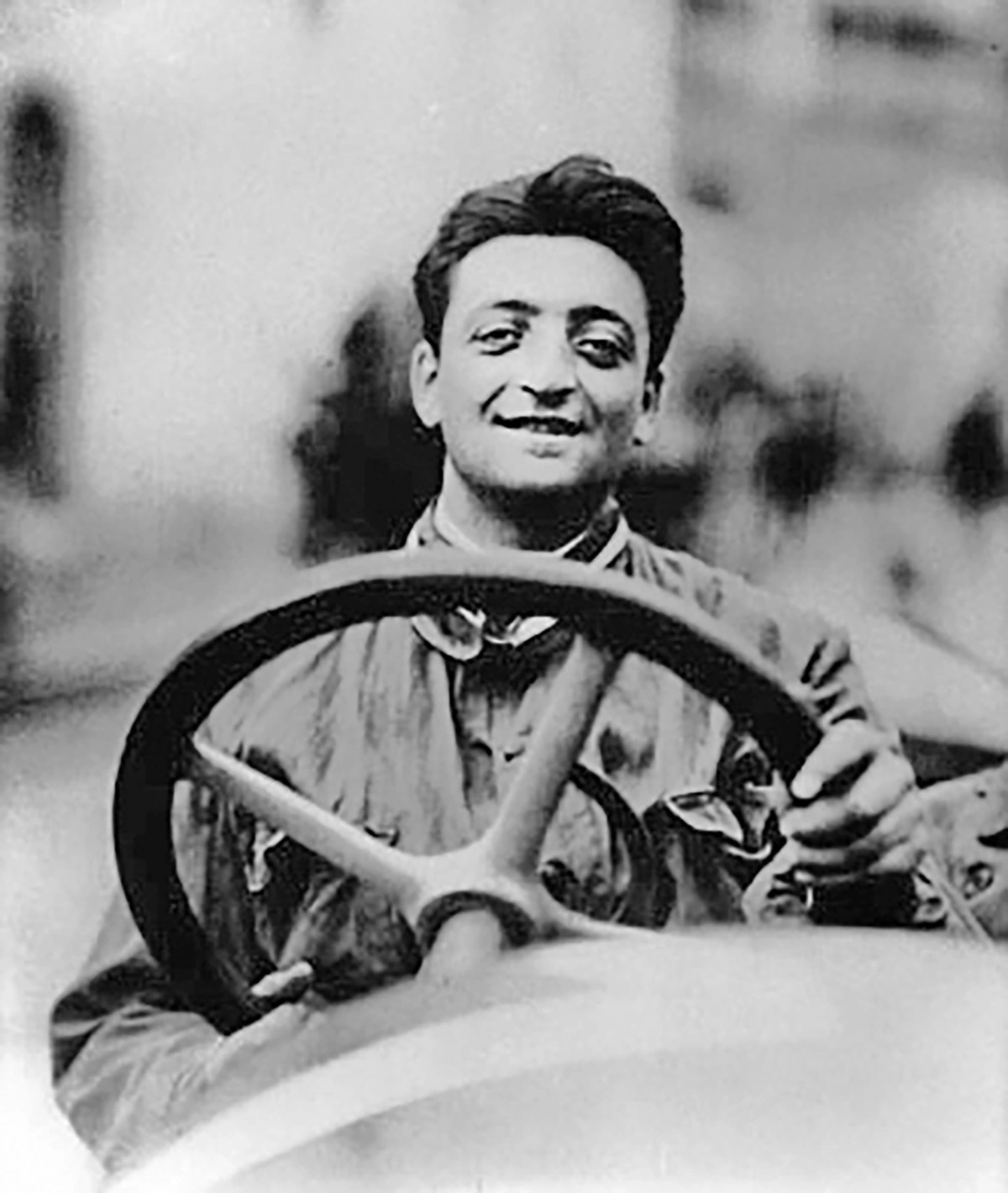 <p>Энцо Феррари за рулем Alfa Romeo.&nbsp;1920 год</p>