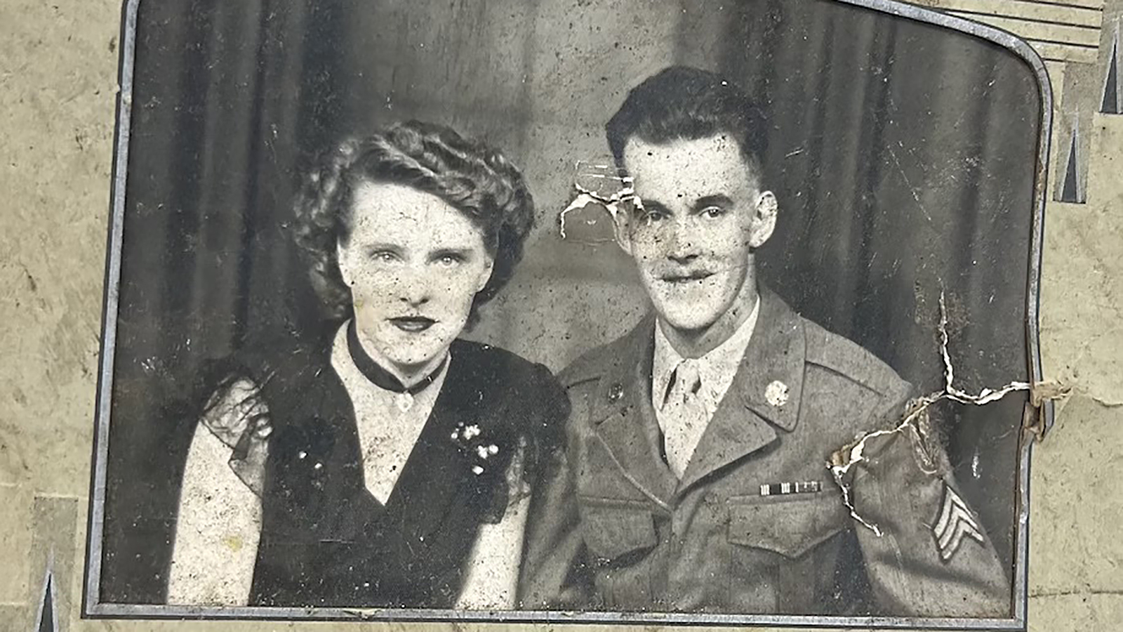 <p>Свадебный снимок бабушки и дедушки Хоуп Томкинс</p>