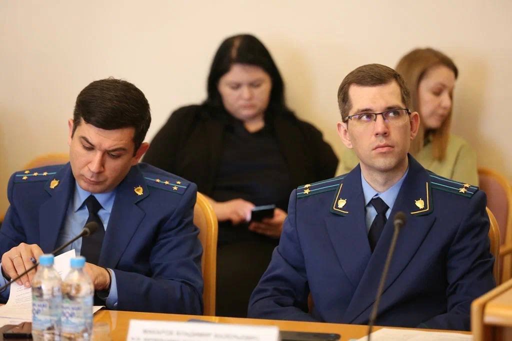 Старший прокурор Манолис Терсенов (слева) рассказал о банках которые используют мошенники.
