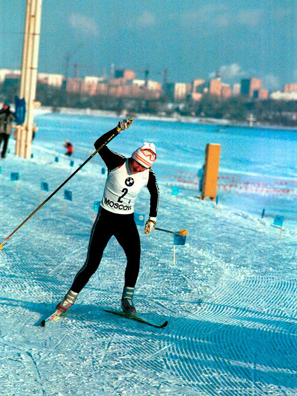 Елена Вяльбе финиширует на соревнованиях по лыжам на Кубке мира, 1990 год