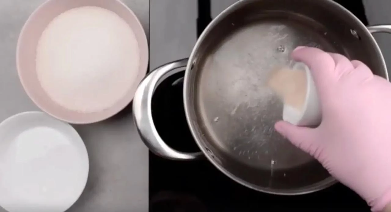 Смешайте агар-агар с водой и сиропом