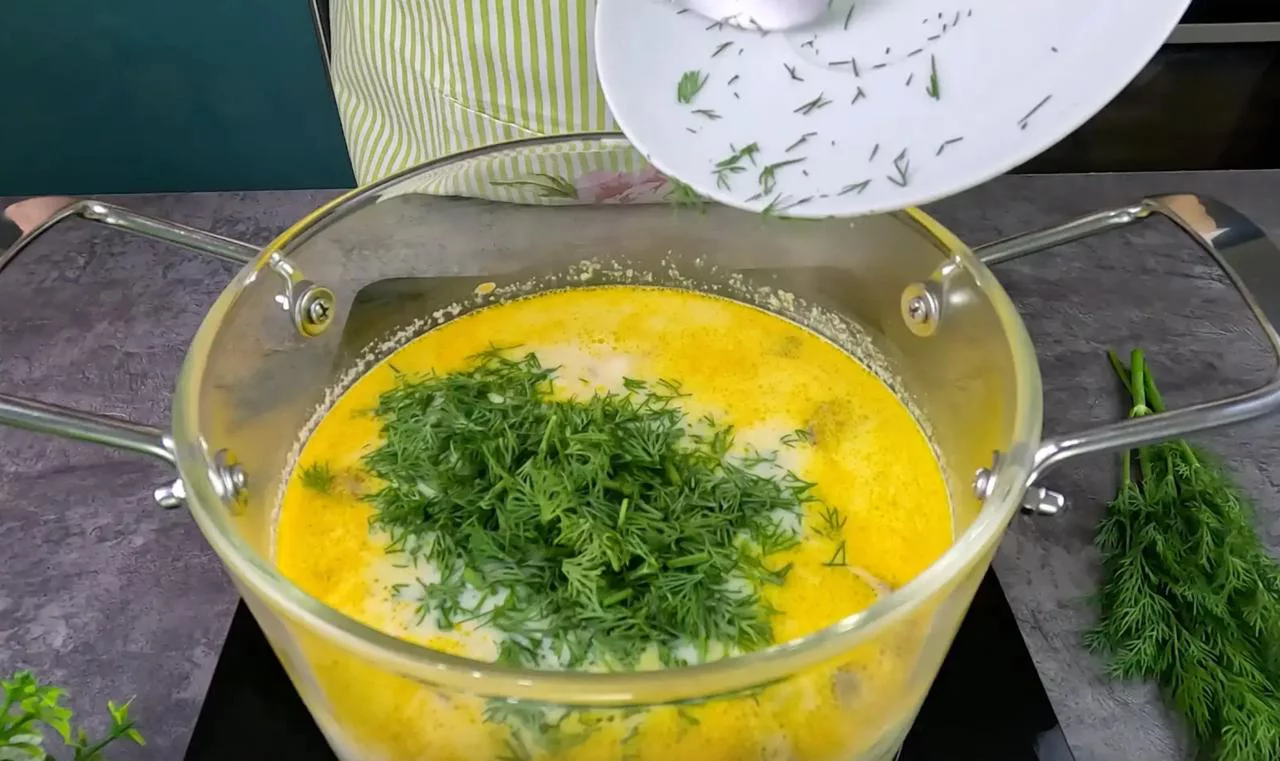 Посыпьте суп зеленью