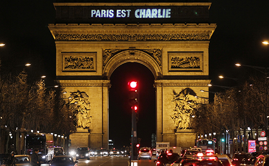 Проекция на триумфальной арке в Париже: "Париж - это "Шарли"