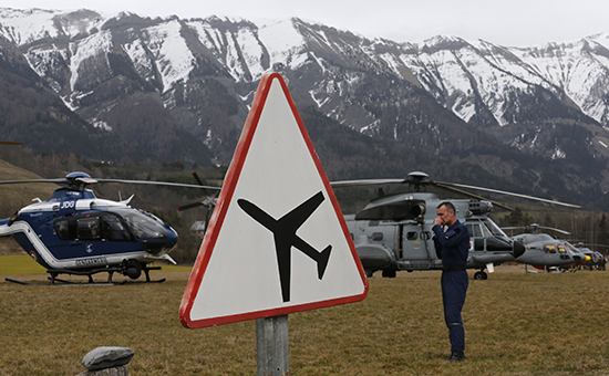 Поисково-спасательные вертолеты французской жандармерии рядом с местом  крушения лайнера Airbus A320 Germanwings
