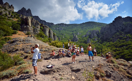 Туристы на горном массиве Демерджи-яйла в Алуштинском регионе Крыма, август&nbsp;2015 года


