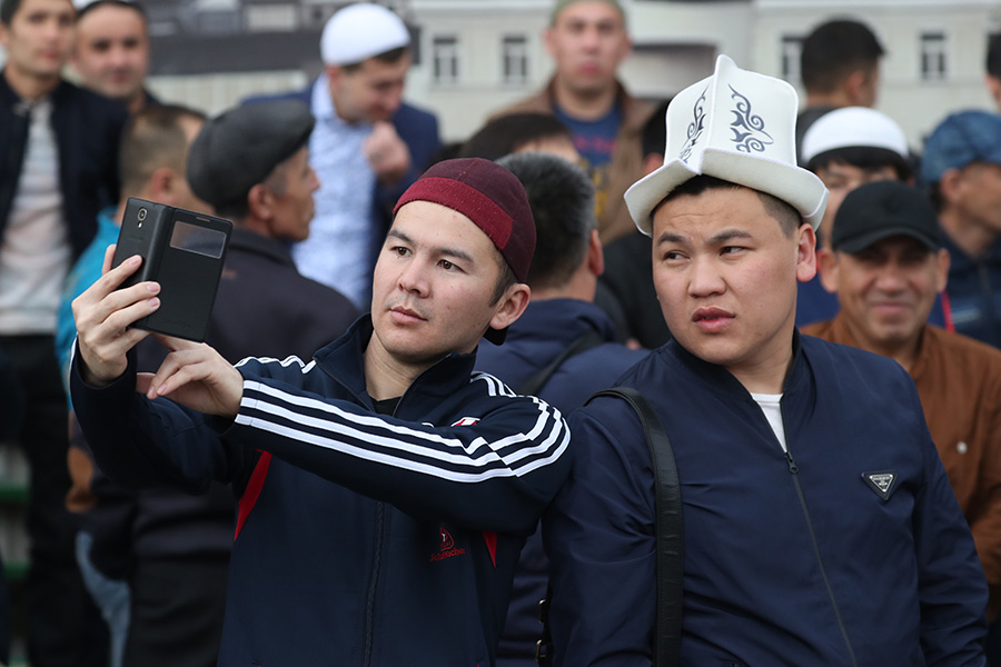 Мусульмане перед началом торжественного намаза у соборной мечети в Москве