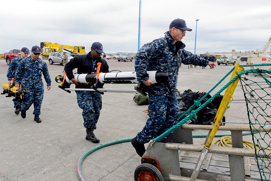 Американские военные загружают необходимое для спасательной операции оборудование на судно Skandi Patagonia в аргентинском городе Комодоро-Ривадавия
