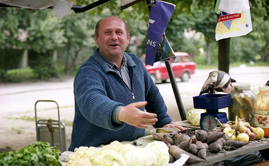 Продавец овощей на рынке Львова