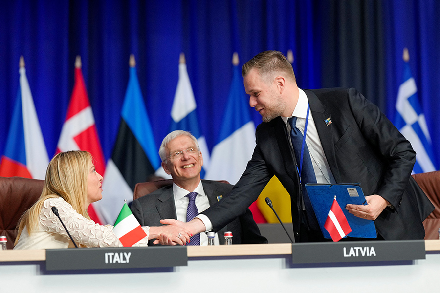Слева направо: премьер-министр Италии Джорджа Мелони, премьер-министр Латвии Кришьянис Кариньш и министр иностранных дел Литвы Габриэлюс Ландсбергис