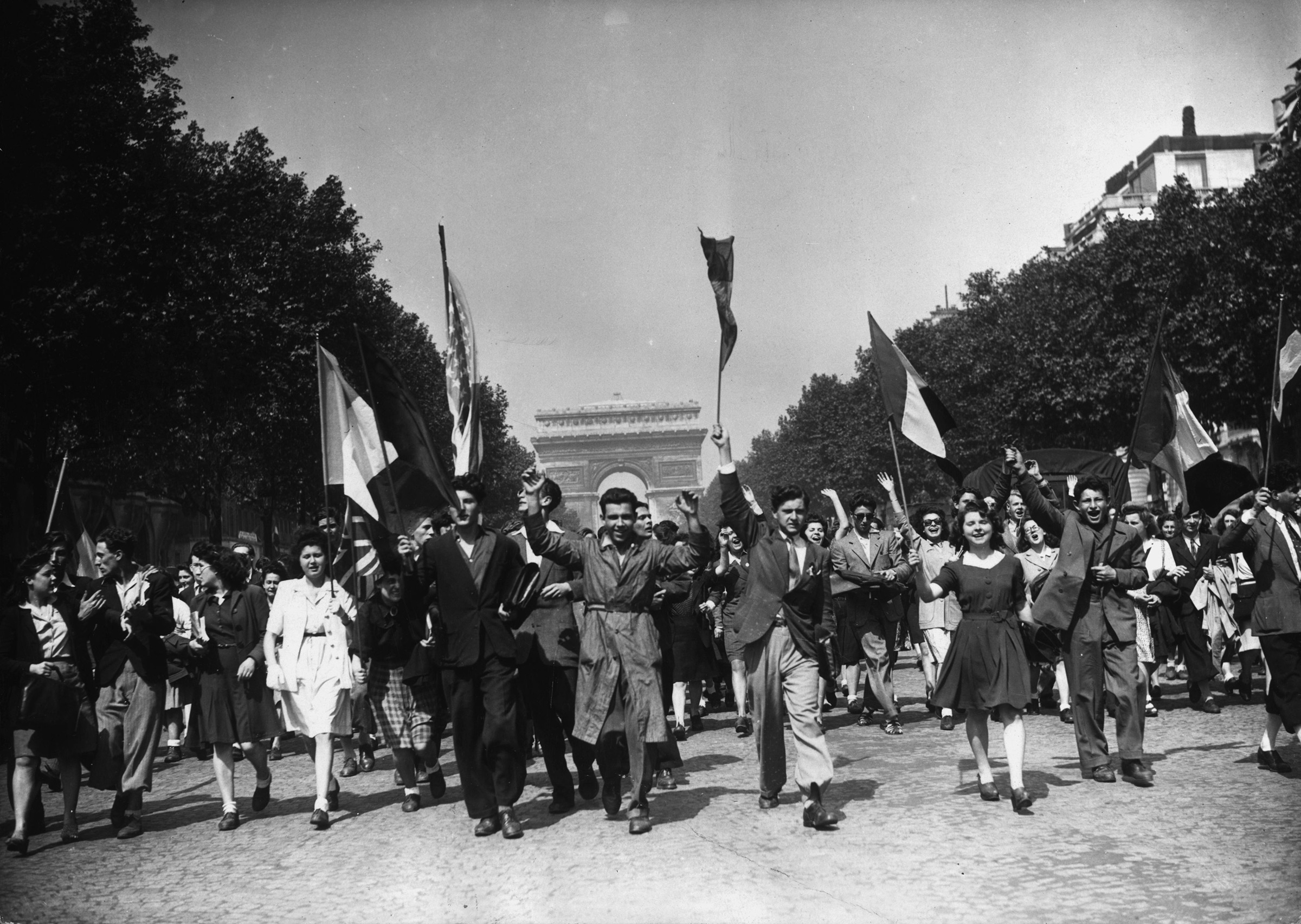 На фото: праздничное шествие на Елисейских полях, 8 мая 1945 года

8 мая в 15:00 по европейскому времени (17:00 мск) колокола французских церквей официально известили об окончании войны. Генерал Шарль де Голль заявил в радиообращении: &laquo;Война выиграна. Это победа. Это победа Объединенных Наций и победа Франции. &lt;...&gt; Честь, вечная честь нашим [и союзным] армиям и их лидерам&raquo;.