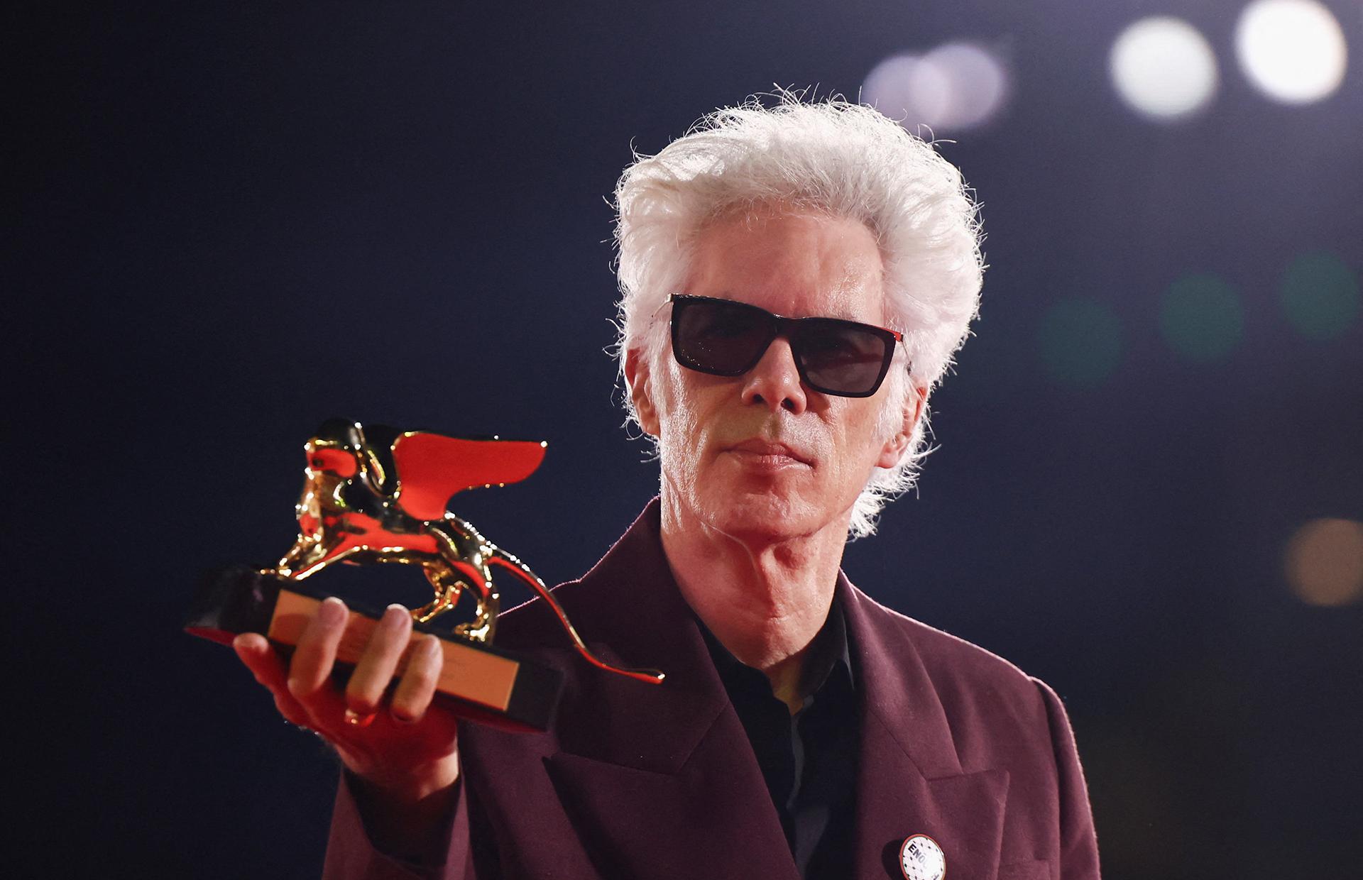 Ішімдік ішкен әйелді қаңғыбастар ұрып жатқаны түсірілген порно видео