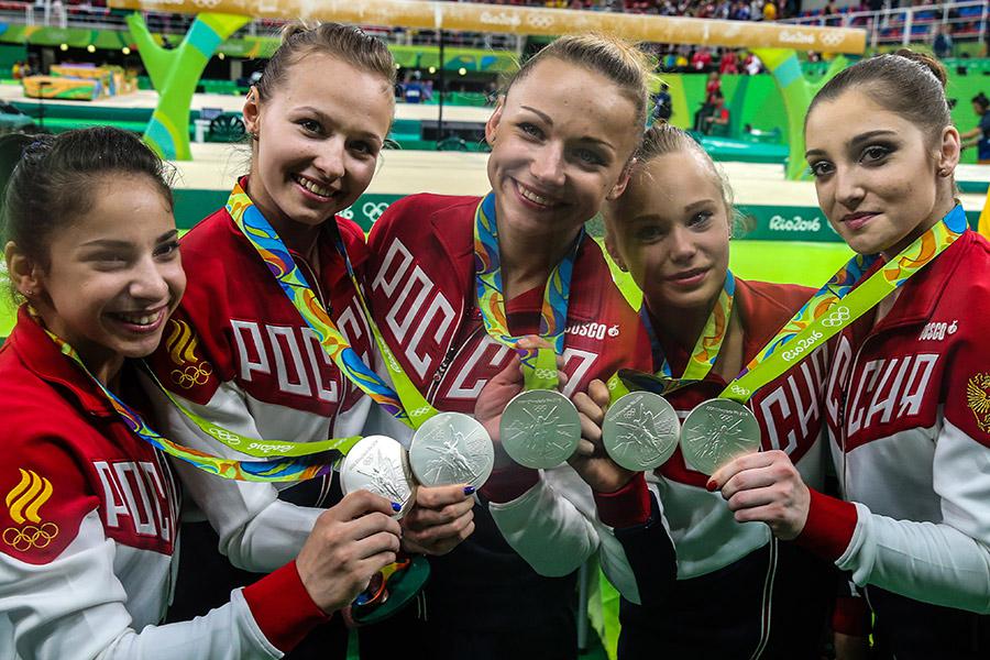 Седа Тутхалян, Дарья Спиридонова, Мария Пасека, Ангелина Мельникова и Алия Мустафина (слева направо), завоевавшие серебряные медали на соревнованиях по спортивной гимнастике в командном многоборье среди женщин, во время церемонии награждения на XXXI летних Олимпийских играх в Рио-де-Жанейро, 2016 год