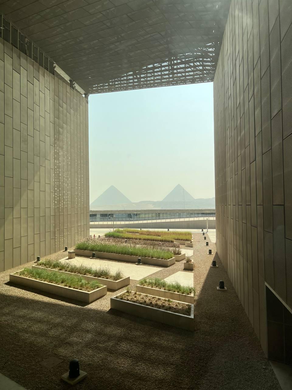 Вид на пирамиды из Большого Египетского музея