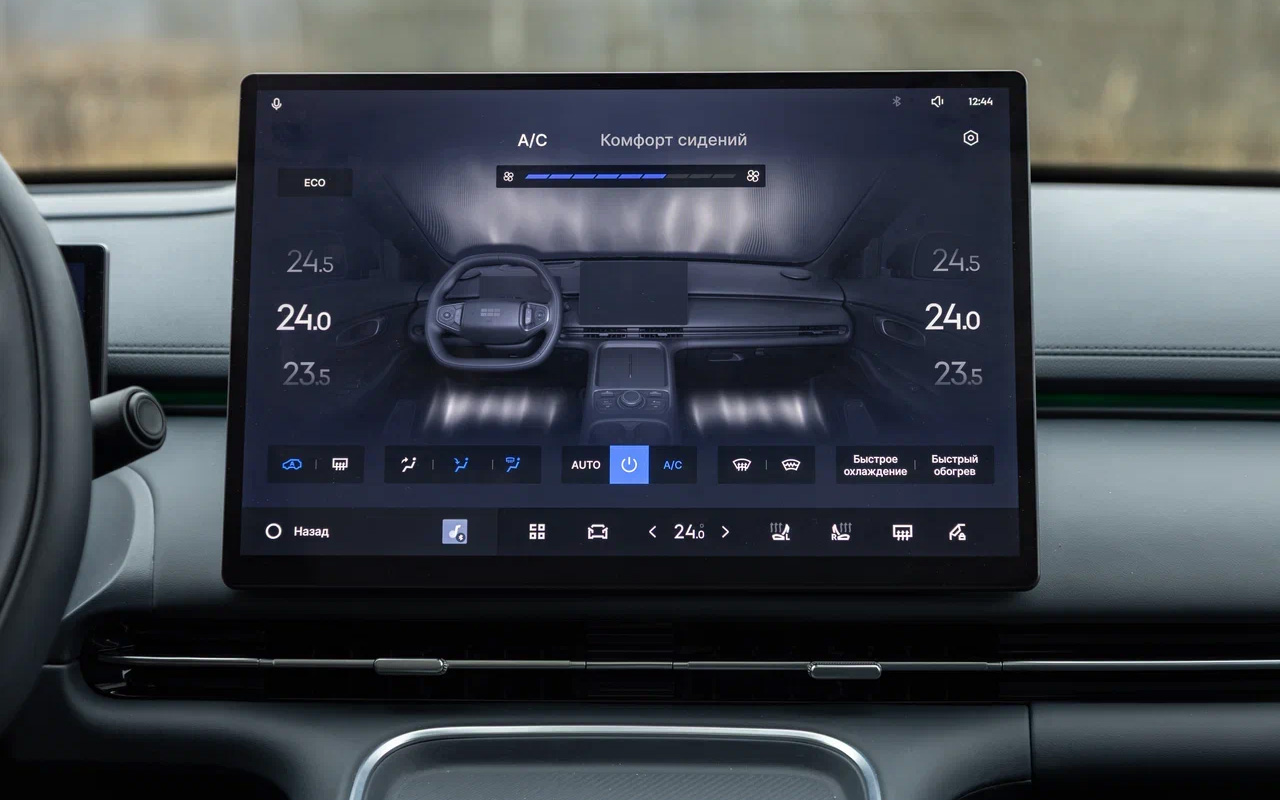 Меню управления климатикой в Geely EX5 EM-i — привычное и интуитивно понятное, но зона климата — всего одна