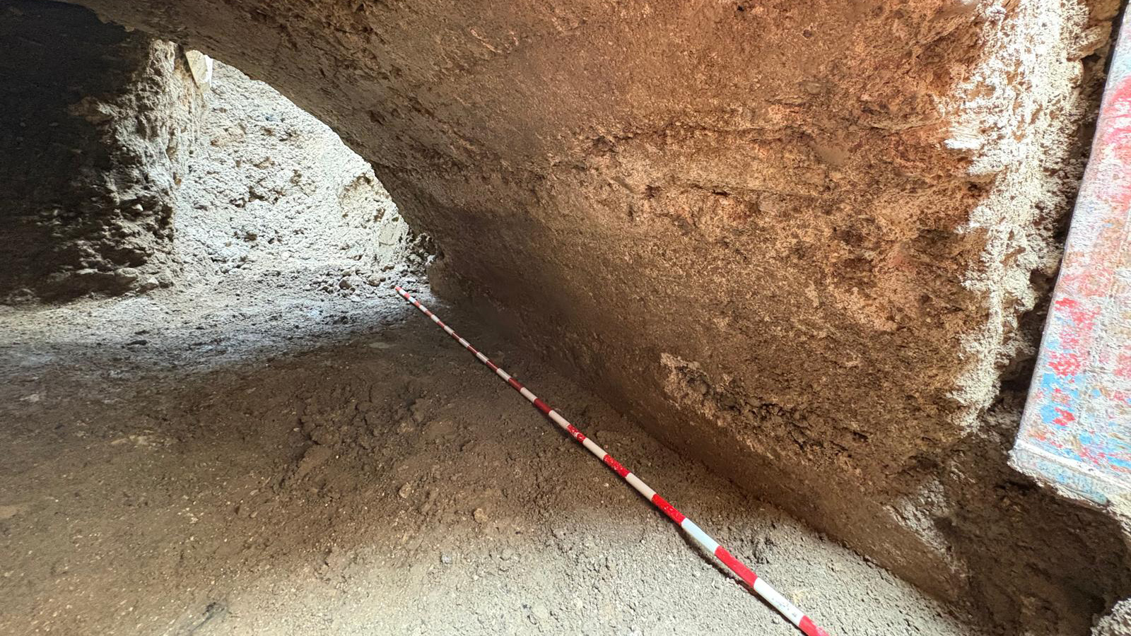 Массивный фрагмент римской арки из гидравлического бетона, который, был частью совмещенной системы моста-акведука