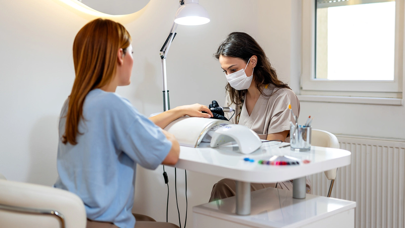 Мастерам маникюра придется заплатить штраф за нарушение ГОСТа