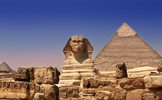 Большой Сфинкс на фоне пирамиды Хефрена. Гиза, Египет


