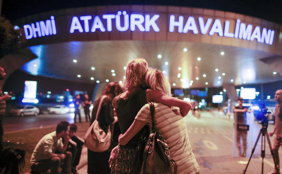 Люди рядом&nbsp;с&nbsp;аэропортом имени Ататюрка в&nbsp;Стамбуле.&nbsp;28 июня 2016 года


