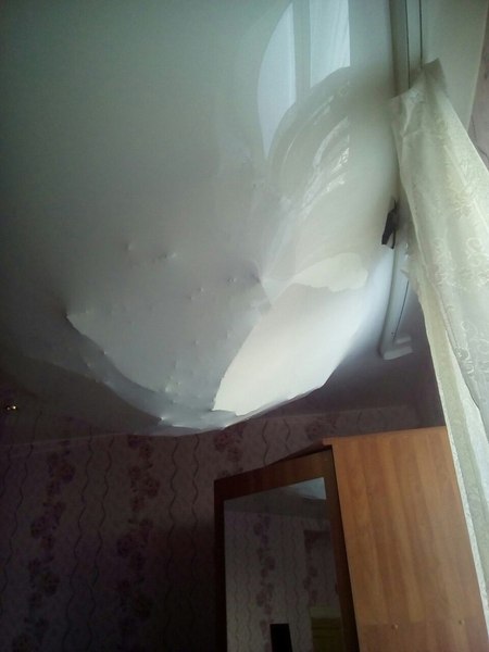 Потолочные балки в доме на Забалуева, 43 оказались гнилыми. А натяжной потолок &mdash; крепким