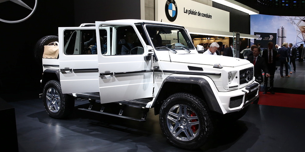 Внедорожник Maybach G 650 Landaulet сделан на базе Mercedes-Benz G-Class c удлиненной базой и открытым сзади кузовом. Задние сиденья с массажем и множеством регулировок взяты у S-Class Pullman. Благодаря турбомотору V12 с отдачей 630 л.с. и 1000 Нм разгон супервнедорожника до 100 км/ч занимает всего пять секунд.