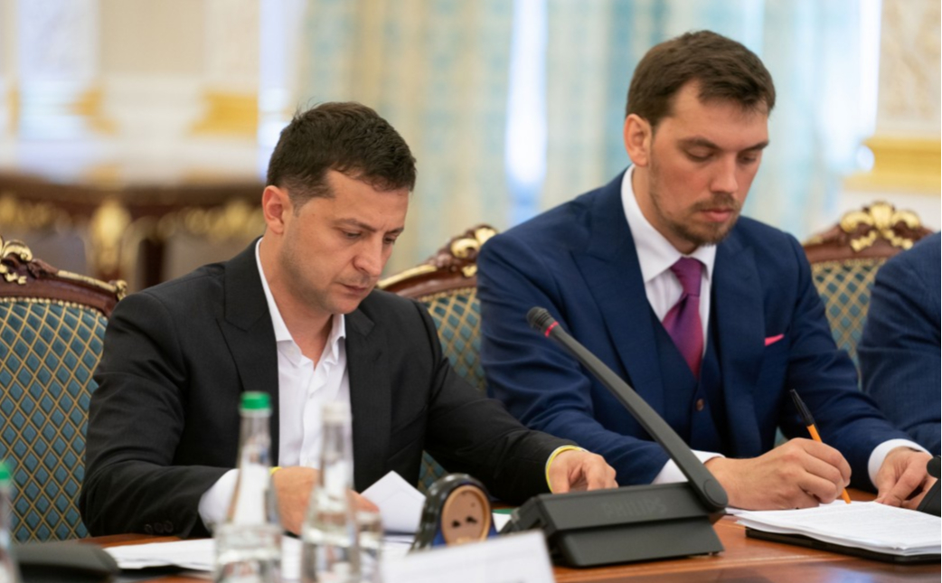 Владимир Зеленский (слева) и премьер Украины Алексей Гончарук (справа)