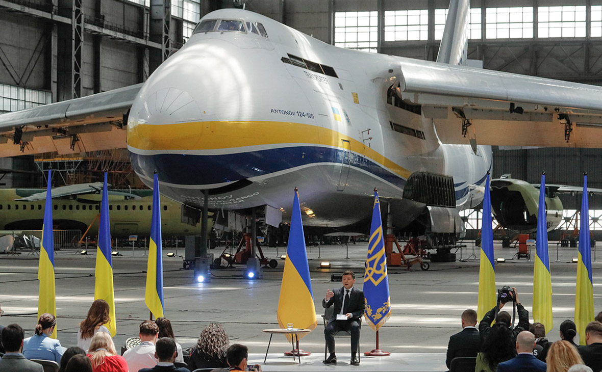 Зеленский заявил о планах достроить новый сверхтяжелый самолет «Мрия»"/>














