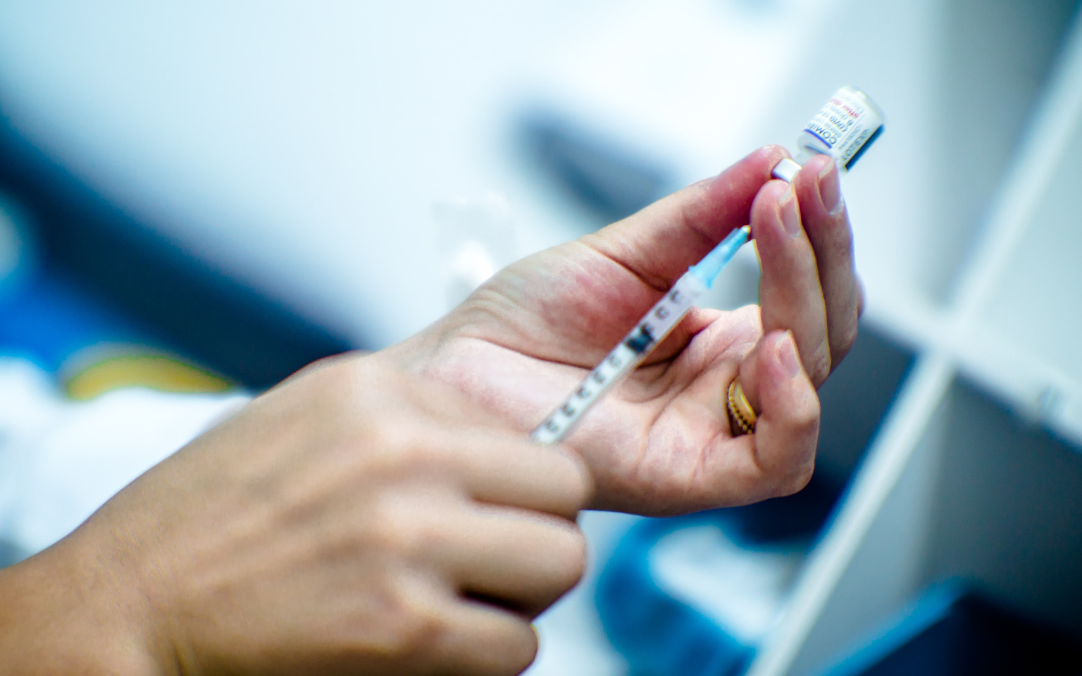 «Коммерсантъ» узнал о прекращении поставок вакцин MSD от оспы и кори