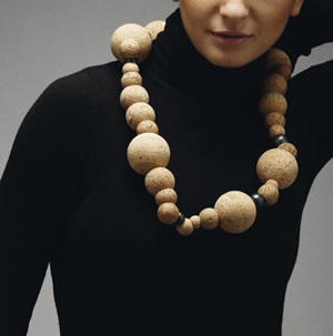 Бусы из пробки