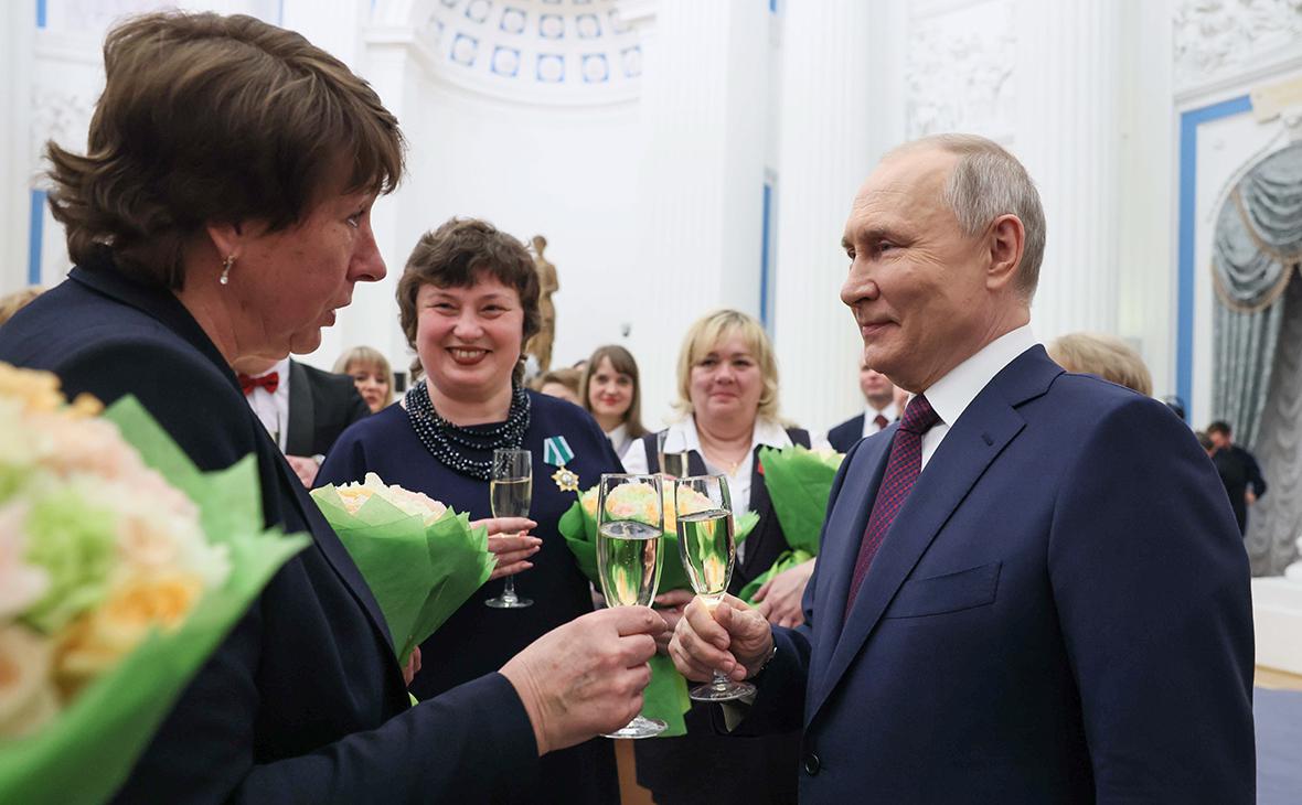 Владимир Путин на церемонии вручения наград выдающимся женщинам России в честь Международного женского дня в Кремле