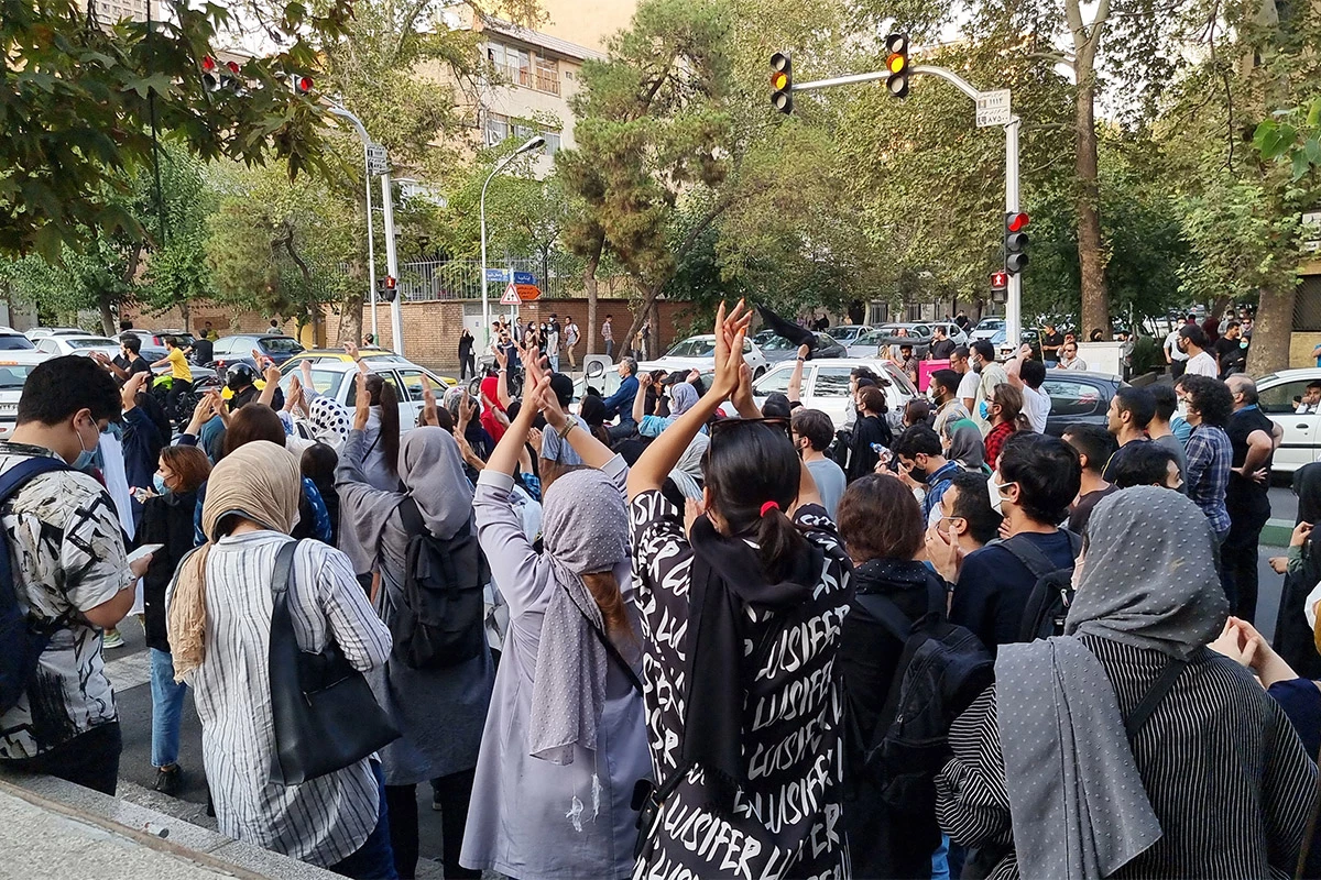 Акция протеста в Тегеране во время массовых демонстраций осенью 2022 года
