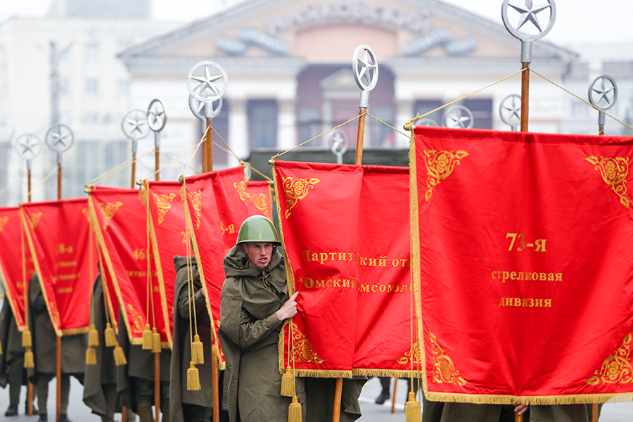 Военнослужащие парадных расчетов во время парада в Омске