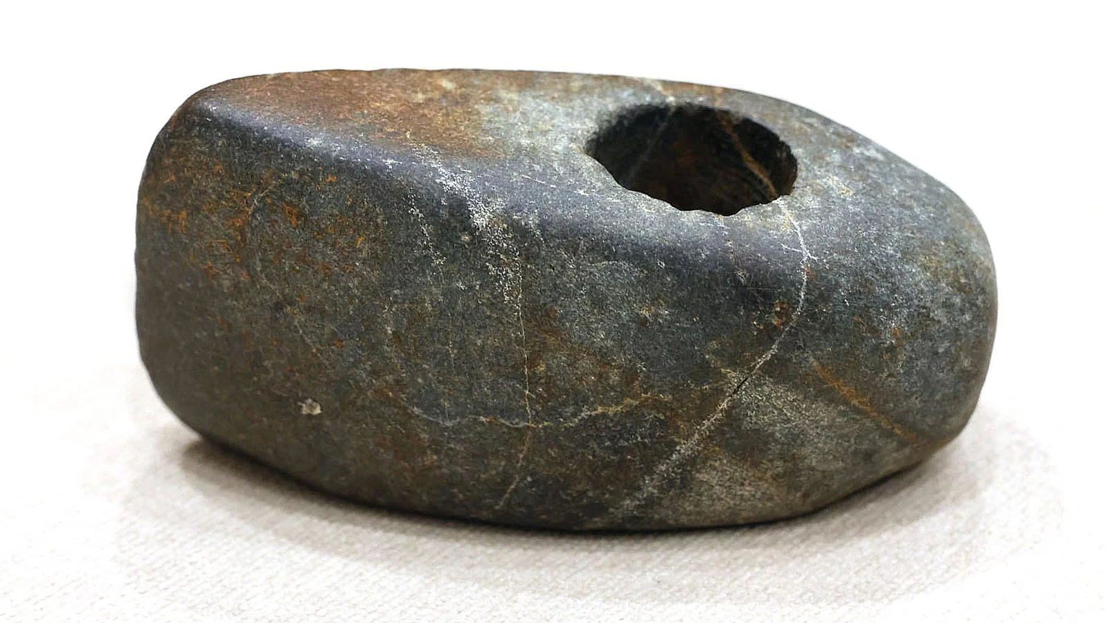 <p>Каменный сверленый топор-молот эпохи неолита</p>