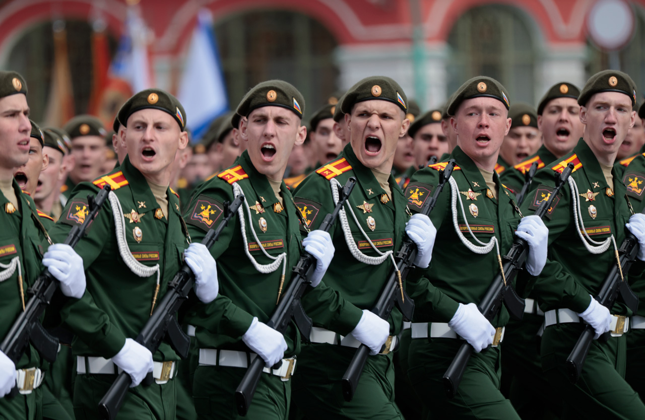 Перед началом парада министр обороны и главнокомандующий Сухопутными войсками объехали готовые к шествию расчеты, и принимающий парад поприветствовал военнослужащих.