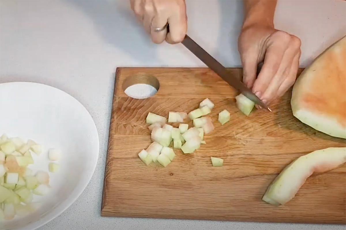 Нарежьте корочки на небольшие произвольные кусочки, учитывая, что в процессе приготовления они уменьшатся в размере
