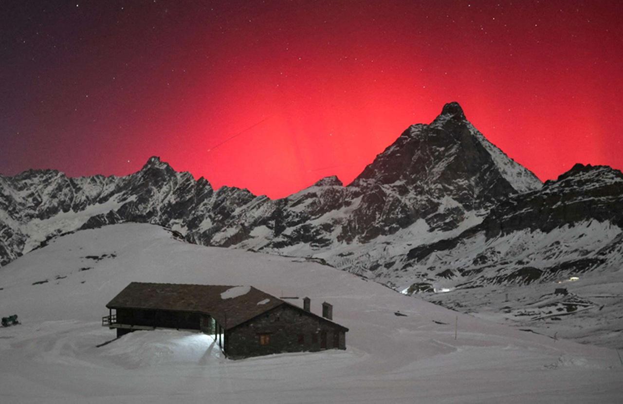 Как выглядело красное северное сияние по всему миру. Фоторепортаж