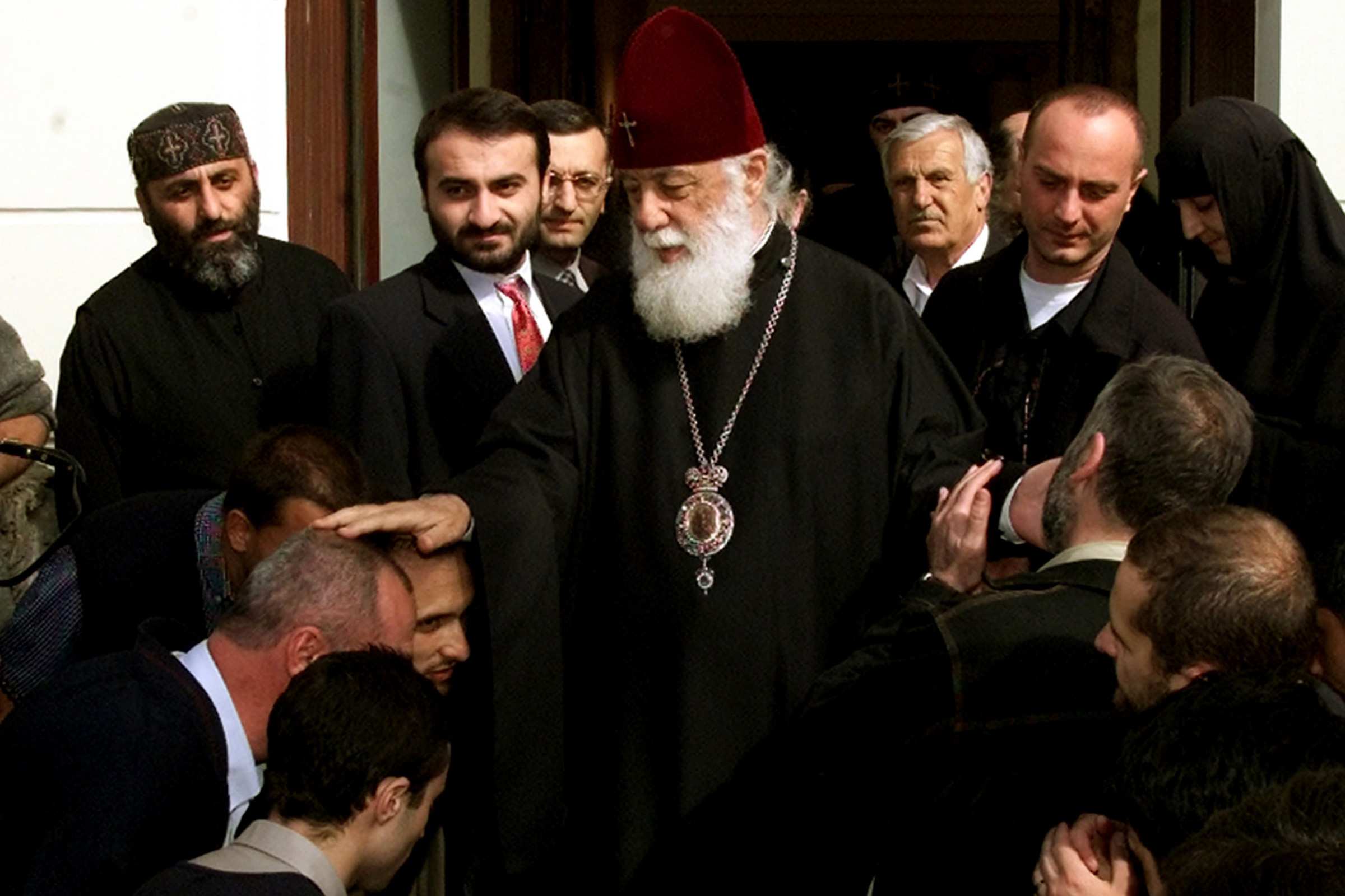 Илия II в 2003 году благословляет участников протеста против подписания соглашения с Ватиканом об особом статусе католицизма, оно вызвало критику из-за риска потери влияния грузинской православной церкви.