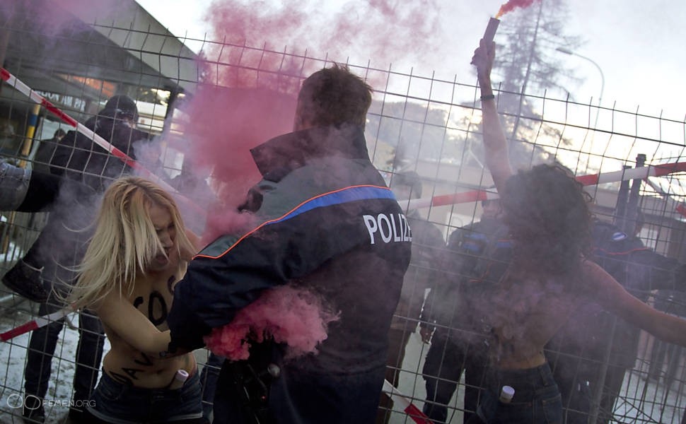 Активистки FEMEN подали обнаженный сигнал SOS в Давосе