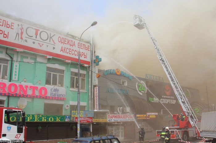 Крупный пожар в торговом центре в Москве. Фото