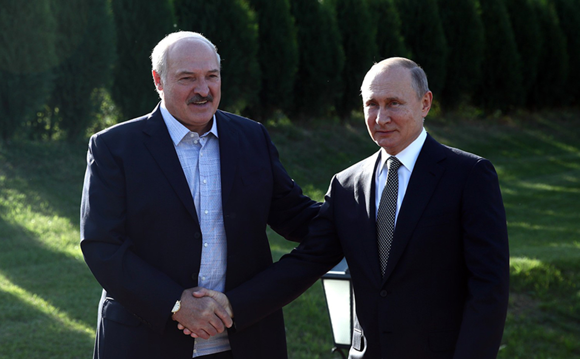Александр Лукашенко и Владимир Путин (слева)